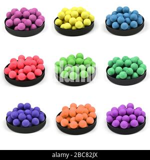 Neun Schüssel voller Boilies, Angelbait für Karpfen, isoliert auf weißem Grund. Hochauflösendes Foto. Volle Schärfentiefe. Stockfoto