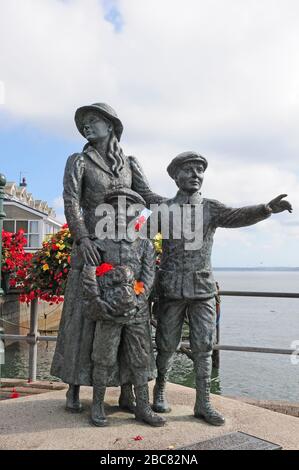 Statue von Annie Moore, 17 und ihrem Bruder, Anthony, 15 und Philip, 12 in Cobh ihrem Einschiffungsort auf der Nevada, die nach Ellis Island führt. Stockfoto