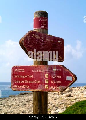 Wegweiser auf der Camí de Cavalls Wanderroute, die entlang der Küste um Menorca, Balearen, Spanien, Europa führt Stockfoto