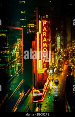 Die Paramount öffnete 1932 ihre Pforten als Einzelszenentheater. Das klassische Art Deco Design ist ein Wahrzeichen in der Innenstadt von Boston. Die klassischen Neon-Zeichen Stockfoto