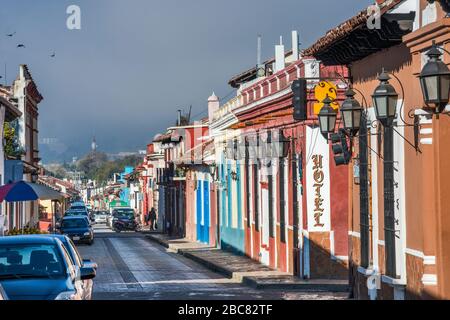 Calle Maria Adelina Flores, Morgennebel über den Hügeln, San Cristobal de las Casas, Chiapas, Mexiko Stockfoto