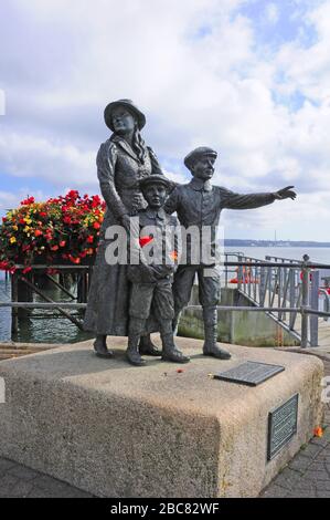 Statue von Jeanne Rhynhan von 'Annie' Moore und ihren beiden Brüdern Anthony und Philip. Cobh Heritage Centre. Stockfoto