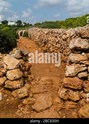 Typische menorquinische Bauernhöfe auf dem Camí de Cavalls Wanderweg um die Küste von Menorca, Balearen, Spanien, Europa Stockfoto