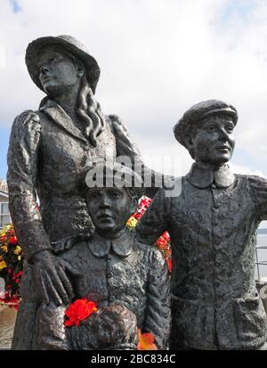 Statue von Jeanne Rhynhan von 'Annie' Moore und ihren beiden Brüdern in Cobh. Stockfoto