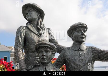 Statue von Jeanne Rhynhan von 'Annie' Moore und ihren beiden Brüdern in Cobh. Stockfoto