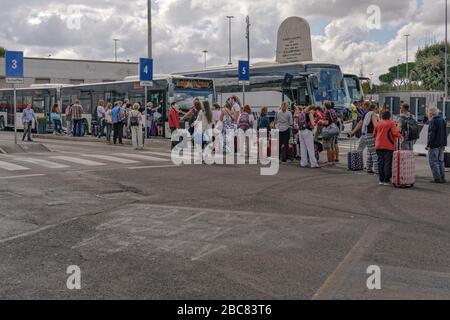 ROM, Italien Ciampino Terminal Bushaltestelle mit Menschenmenge. Aeroporto G. B. Pastine mit Touristen mit Gepäckboarding-Bussen in die italienische Hauptstadt. Stockfoto