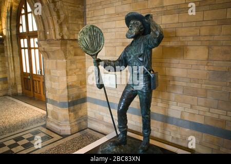 Statue von Alfred Russel Wallace (Mitentdecker der natürlichen Selektion) im Natural History Museum, London, Großbritannien. Stockfoto