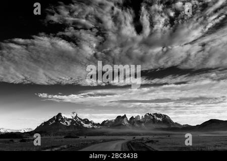 Blick auf den Cerro Paine Grande und die Cordillera de Paine, Torres de Paine, Magallanes Region, Patagonien, Chile Stockfoto