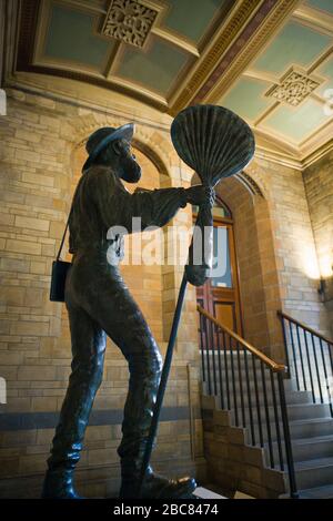 Statue von Alfred Russel Wallace (Mitentdecker der natürlichen Selektion) im Natural History Museum, London, Großbritannien. Stockfoto