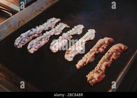 Schweinebraten auf dem Küchengrill Stockfoto