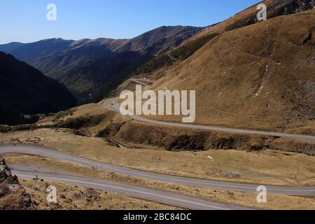 Der Transfagarasan-Pass ist der Übergang über die Karpatenberge in Rumänien und einer der spektakulärsten Bergstraßen der Welt Stockfoto