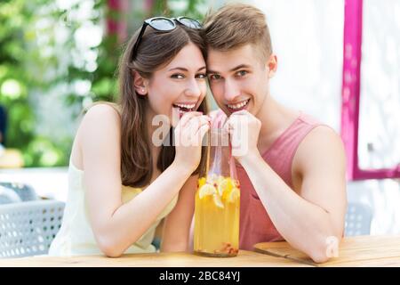 Junges Paar teilen einen drink Stockfoto