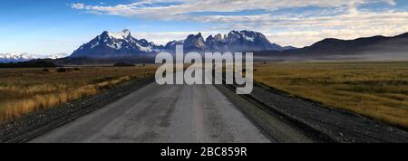 Blick auf den Cerro Paine Grande und die Cordillera de Paine, Torres del Paine, Magallanes Region, Patagonien, Chile Stockfoto