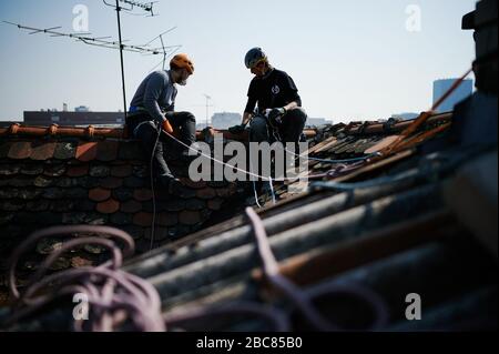 Bergsteiger reparieren beschädigte Dächer nach 5.5 Stärke Erdbeben, das Zagreb im März 2020 getroffen. Stockfoto