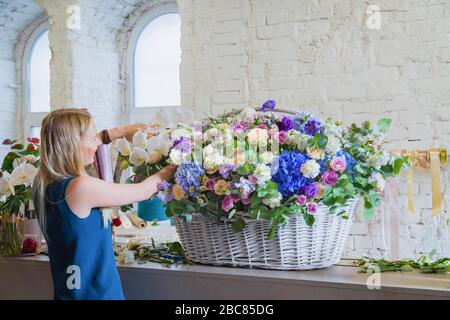 Florist großen floralen Korb mit Blumen Flower Shop Stockfoto