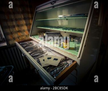 Verlassene Zahnarztpraxis, verschollener Ort, Zahnbesteck Stockfoto
