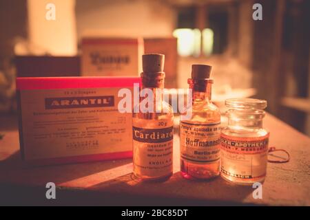 Verlassene Zahnarztpraxis, Arzneiflasche auf einem Tisch, verschwunener Platz Stockfoto
