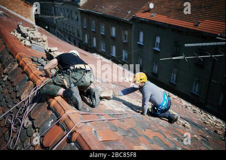 Bergsteiger reparieren beschädigte Dächer nach 5.5 Stärke Erdbeben, das Zagreb im März 2020 getroffen. Stockfoto