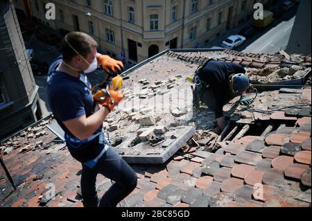 Bergsteiger reparieren beschädigte Dächer nach 5.5 Stärke Erdbeben, das Zagreb im März 2020 getroffen. Stockfoto