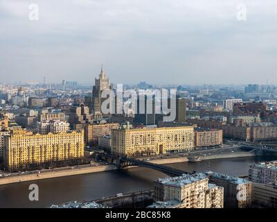 Blick von der Aussichtsplattform des Hotels Ukraine am Moskauer Fluss und dem Außenministerium Stockfoto