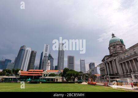 Das ehemalige Rathaus und der Singapore Cricket Club von Padang und dem zentralen Geschäftsviertel dahinter, Singapur Stockfoto