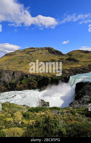 Sommerblick auf den Salto Grande Wasserfall, Lago Pehoe, Torres de Paine, Magallanes Region, Patagonien, Chile, Südamerika Stockfoto