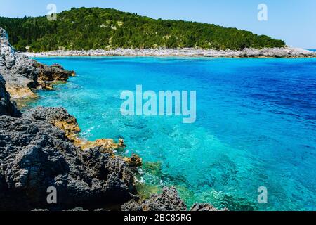 Dafnoudi Strand in Kefalonia, Griechenland. Klares Wellwasser atemberaubende bezaubernde Orte, berühmte Strände. Erholungskonzept für Urlaub. Stockfoto