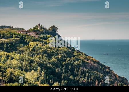 Fiorenzuola di Focara, wundervolle Ortschaft auf einer Klippe der Küste zwischen Rimini und Pesaro. Provinz Pesaro und Urbino, Marken, Italien. Stockfoto