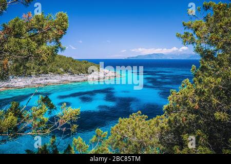 Dafnoudi Strand in Kefalonia, Griechenland. Faszinierend saubere türkisblaue Wasserfarbe. Atemberaubende bezaubernde berühmte Orte. Erholungskonzept für Urlaub. Stockfoto