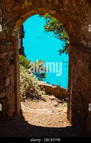 Ruinen arch Gate Eingang der alten Festung in Assos auf der Insel Kefalonia in Griechenland. Stockfoto