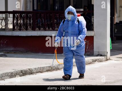 Guwahati, Assam, Indien. April 2020. Desinfektionsmittel für Gesundheitsarbeiter im Guwahati Medical College Hospital (GMCH) während der landesweiten Sperre als vorbeugende Maßnahme gegen das COVID-19-Coronavirus in Guwahati. Credit: David Talukdar/ZUMA Wire/Alamy Live News Stockfoto