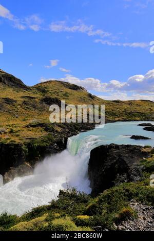 Sommerblick auf den Salto Grande Wasserfall, Lago Pehoe, Torres de Paine, Magallanes Region, Patagonien, Chile, Südamerika Stockfoto