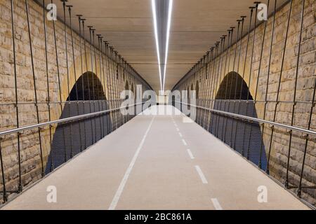 Beleuchteter Radweg unterhalb der Brücke Pont Adolphe Luxembourg Stockfoto