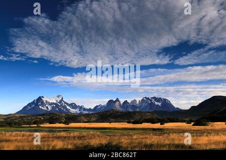 Blick auf den Cerro Paine Grande und die Cordillera de Paine, Torres de Paine, Magallanes Region, Patagonien, Chile Stockfoto