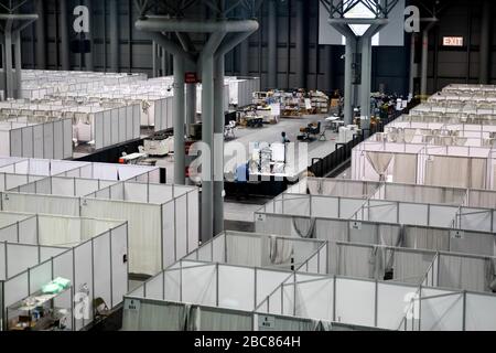 Hunderte von Krankenhausbetten bedecken den Boden in einer am Jacob Javits Center am 30. März 2020 in New York City, New York, eingerichteten Einrichtung für die Coronavirus Pandemie COVID-19. Stockfoto