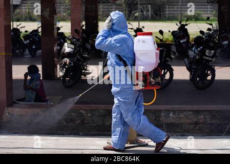 Guwahati, Assam, Indien. April 2020. Desinfektionsmittel für Gesundheitsarbeiter im Guwahati Medical College Hospital (GMCH) während der landesweiten Sperre als vorbeugende Maßnahme gegen das COVID-19-Coronavirus in Guwahati. Credit: David Talukdar/ZUMA Wire/Alamy Live News Stockfoto