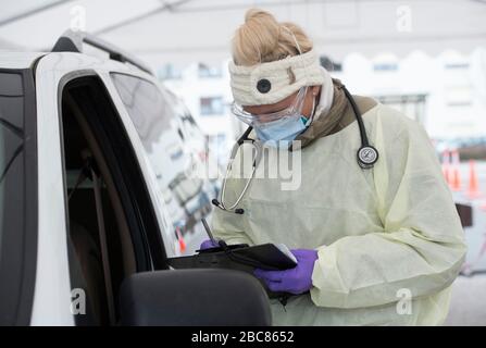 US-Luftwaffenstab Sgt. Maxime Copley, 86. Medizintechniker der medizinischen Gruppe, schreibt Patientendaten in der Ramstein Medical Clinic COVID-19, Coronavirus Screening Drive-Thru auf der Ramstein Air Base 31. März 2020 in Ramstein, Deutschland, auf. Stockfoto