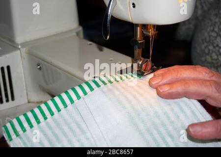 Nähen Sie Gesicht oder Mund und Nasenmaske gegen Kovid-19 Stockfoto