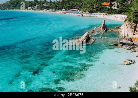 Bizarre zerklüftete weiße Felsklippen nahe dem berühmten Strand von Platys und Makrys gialos mit reinem türkisfarbenem Meerwasser, Argostoli, Kefalonia-Insel, Ioni Stockfoto