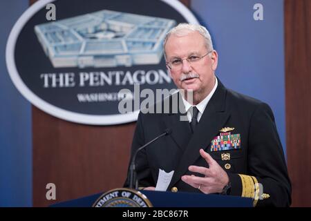 U.S. Navy Surgeon General Rear ADM. Bruce Gillingham, unterrichtet Reporter über die COVID-19-Pandemie im Pentagon am 1. April 2020 in Arlington, Virginia. Stockfoto