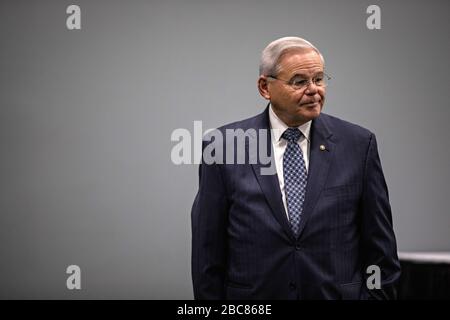 US-Senator Bob Menendez bereist die am 2. April 2020 in Secaucus, New Jersey, in den Meadowlands eingerichteten Bundesanstalt für medizinische Versorgung COVID-19, Coronavirus Pandemie. Stockfoto