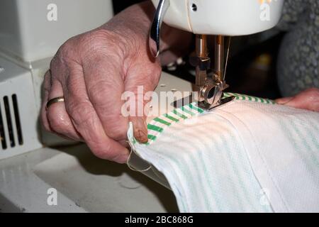 Nähen Sie Gesicht oder Mund und Nasenmaske gegen Kovid-19 Stockfoto