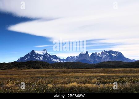 Blick auf den Cerro Paine Grande und die Cordillera de Paine, Torres de Paine, Magallanes Region, Patagonien, Chile Stockfoto