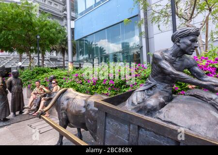 Tourist mit der Skulptur von Alexandre Laurie Johnston, The River Merchants, Skulptur von Aw Tee Hong, Maybank Tower, Singapur Stockfoto