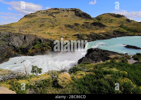 Sommerblick auf den Salto Grande Wasserfall, Lago Pehoe, Torres de Paine, Magallanes Region, Patagonien, Chile, Südamerika Stockfoto