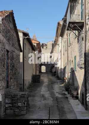 Hauptstraße im mittelalterlichen antiken Bergdorf, Lusuolo in Lunigayana, Nordtoskanisch Italien. Historische Traditionssiedlung mit Schloss. Stockfoto