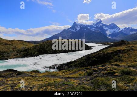 Sommerblick auf den Salto Grande Wasserfall, Lago Pehoe, Torres de Paine, Magallanes Region, Patagonien, Chile, Südamerika Stockfoto