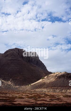 Sao Vicente Kapverden. Surreale Mars wie Landschaft mit majestätischen roten Vulkankrater von sanddüne in der Ferne umgeben. Stockfoto