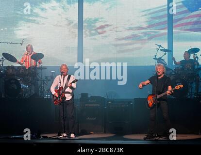 Justin Hayward, John Lodge und Graeme Edge of the Moody Blues treten im Kravis Center in West Palm Beach, Florida, auf. Stockfoto