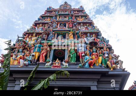 Der Gopuram (Eingangsturm) des Sri Mariamman Tempels, Hindutempel., South Bridge Rd, Singapur Stockfoto